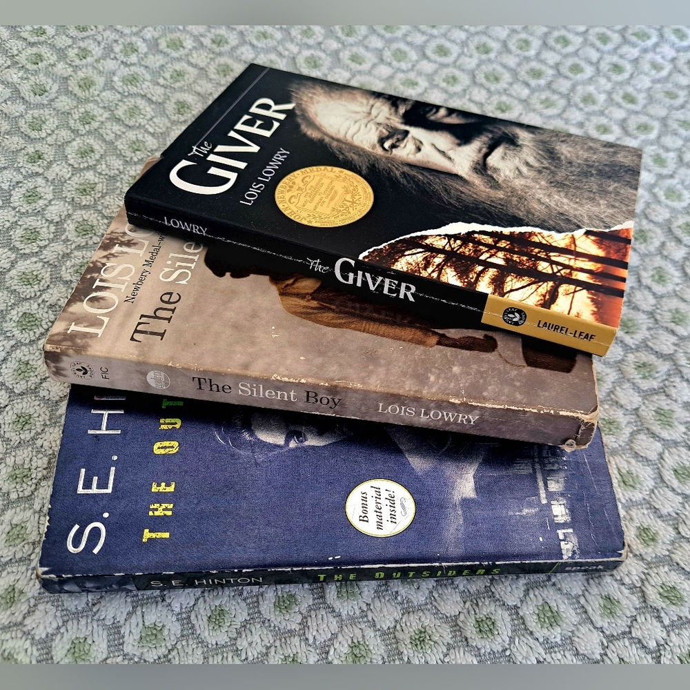 Nostalgic Reads Bundle 📚 Outsiders / The Giver / Silent Boy